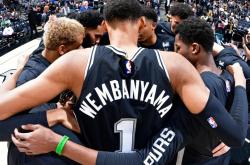 足球直播吧-包含马刺主帅称赞球队团结，迎来两连胜的词条