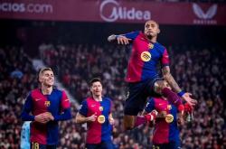 足球直播在线观看-足球比赛中球员们实力突出，赛场上披荆斩棘