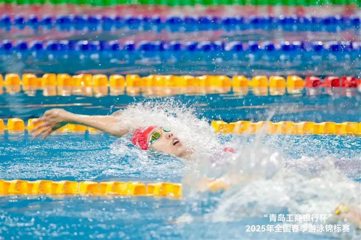 智利游泳选手凭借实力，夺得金牌