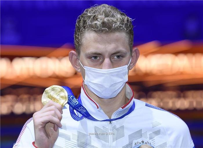 智利游泳选手凭借实力，夺得金牌