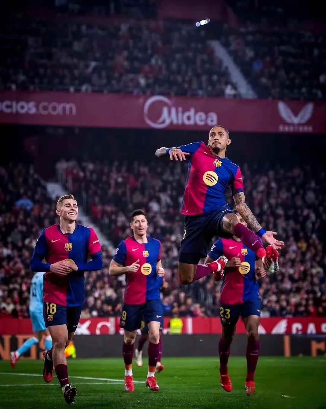 足球比赛中球员们实力突出,赛场上披荆斩棘 足球比赛中球员们实力突出,赛场上披荆斩棘