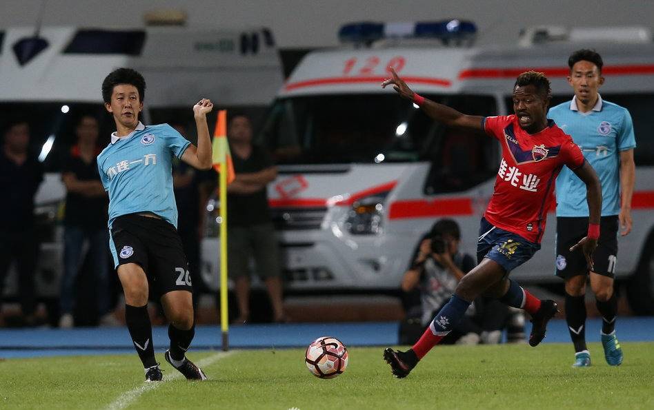 大连一方客场不敌恒大,遗憾告负遭受颠簸 大连一方客场不敌恒大,遗憾告负遭受颠簸